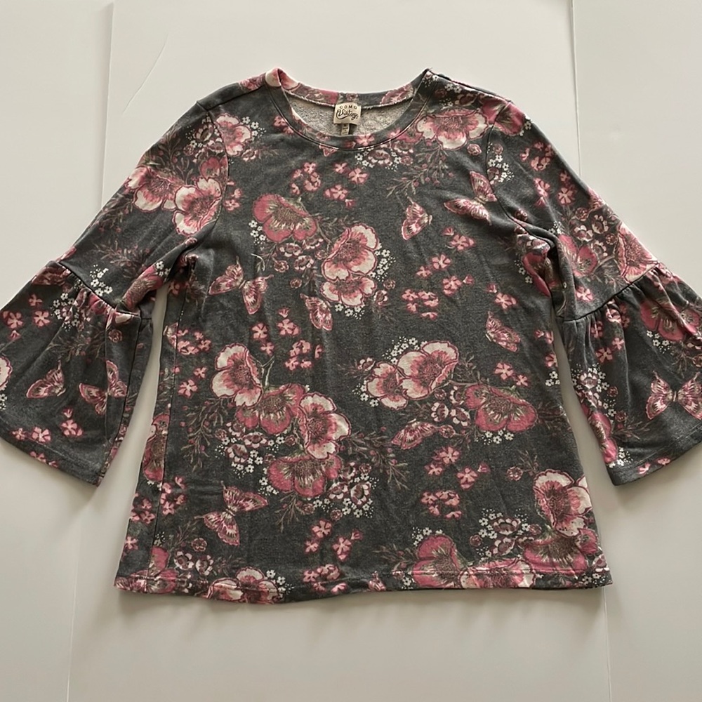 Como vintage floral top with flared 3/4 sleeves